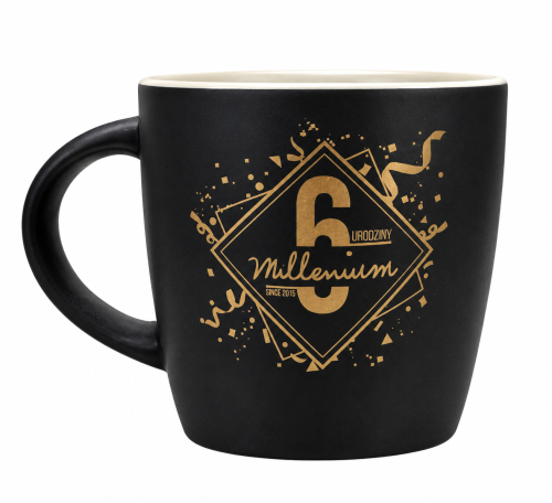 Czarny kubek Millenium – 6. urodziny.png