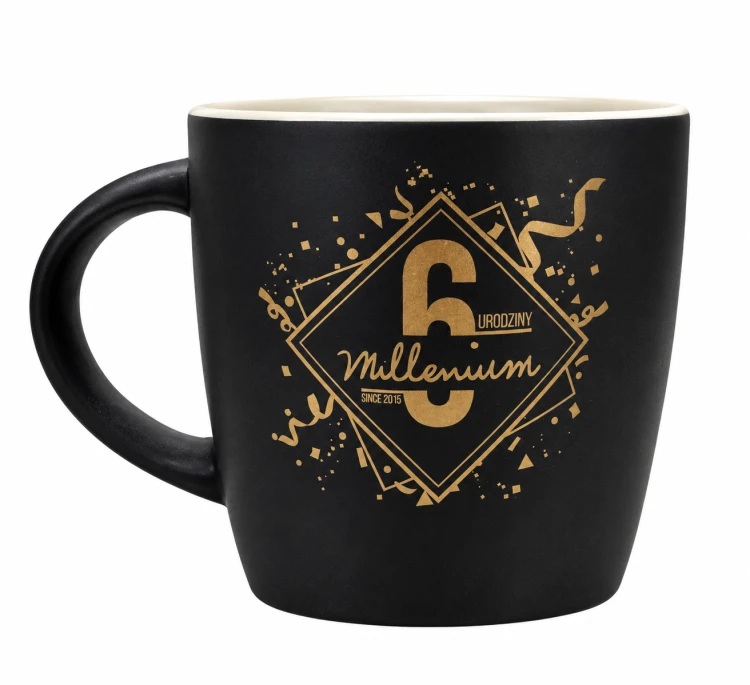 Czarny kubek Millenium – 6. urodziny.png